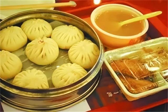 一笼包子280元，一碟花生米58元，狗不理包子现成了人不理