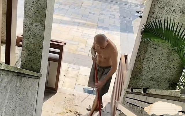 61岁江华穿拖鞋赤身扫地,身材健硕胜过同龄人,淡泊名利活得自在
