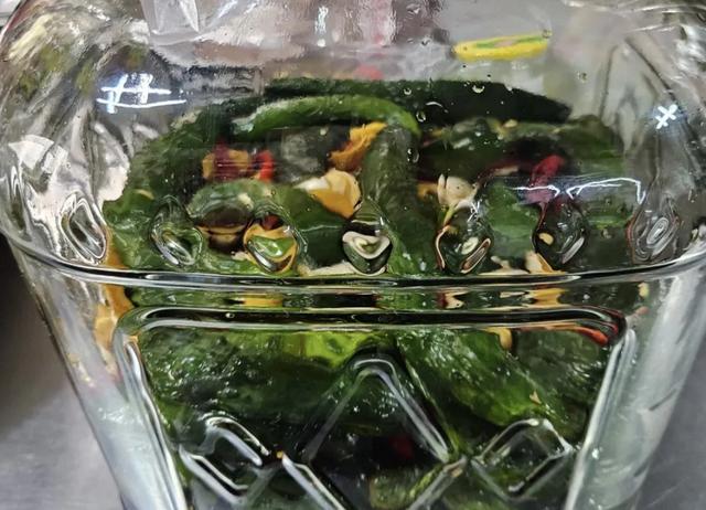 想吃腌黄瓜,你就像我这样做,清脆爽口又开胃!