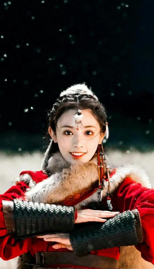 古力娜扎为成龙庆70岁大寿！晒亲密合影关系好，两人年龄相差38岁