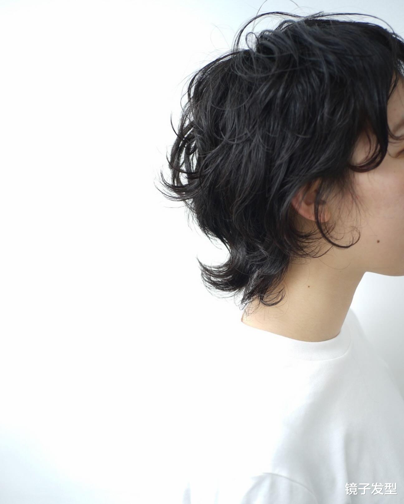 发型新风尚:从狼尾短发烫到时尚扎发,解锁你的百变魅力!