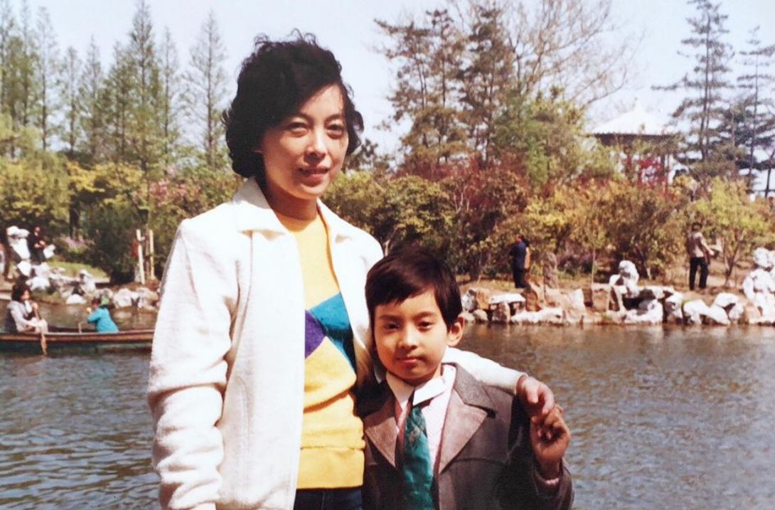 陈龙：曾是胶水厂工人，闪婚小10岁章龄之，走红后对妻子不离不弃