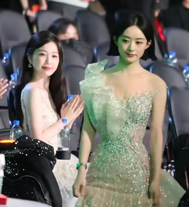 颁奖礼成“照妖镜”，内娱拜高踩低体现淋漓尽致，赵丽颖深受其害