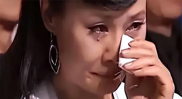 57岁于文华现状:住农村简陋房裙子拖地喂土狗,曾遭前夫背叛