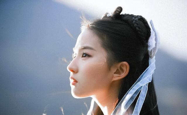 惊艳！刘亦菲穿短裙身材纤细比例超好 笑容甜美灵动可爱