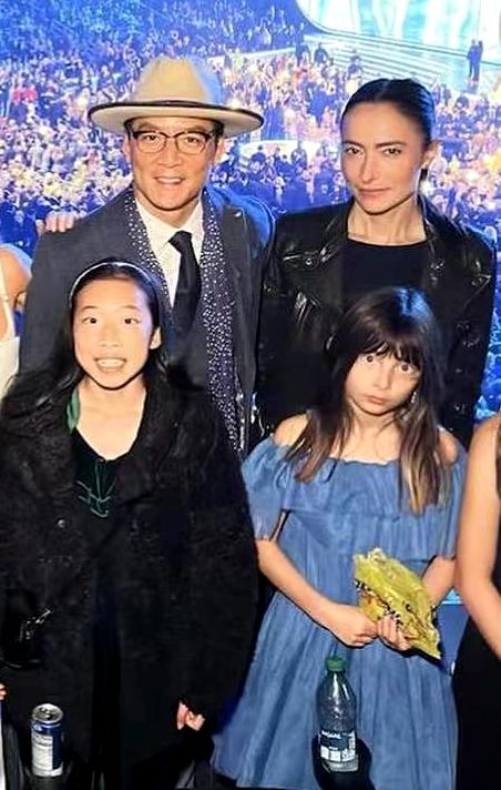 吴彦祖发文曝传奇家世,爷爷是上海滩大佬,创办中国首家奶粉公司