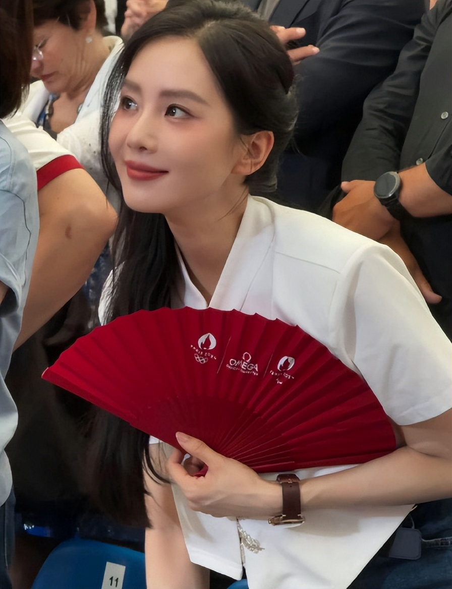 巴黎奥运会，42岁郭晶晶用“又矮又土”的身材，给白幼瘦女星上了一课