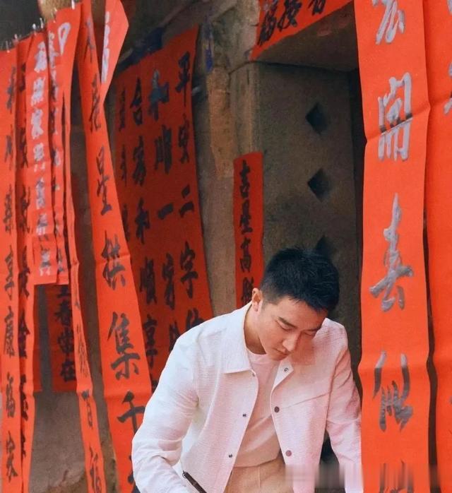 来看看黄轩颜值巅峰时期,他的身上散发艺术气息。