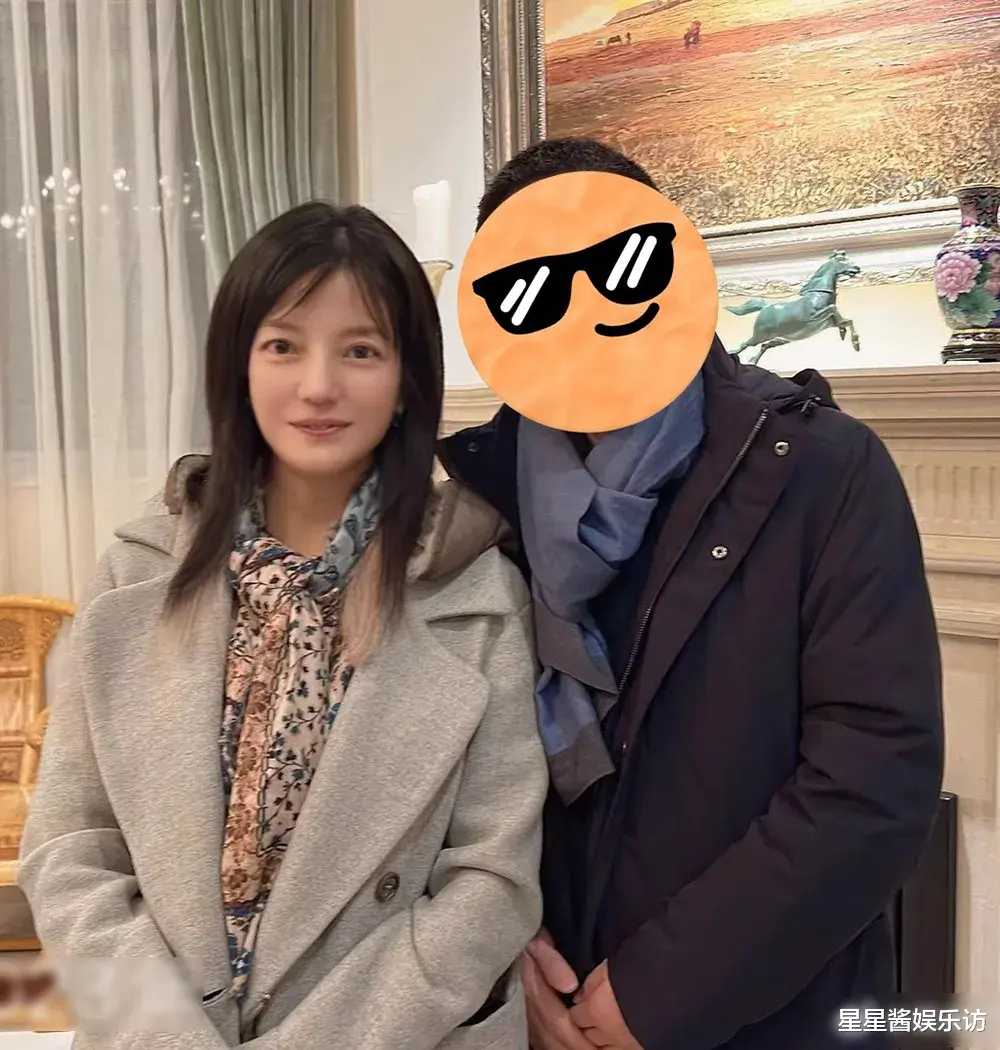 48岁赵薇哈尔滨吃糖葫芦，穿羽绒衣戴小红帽秒回18，还是那个小燕子！