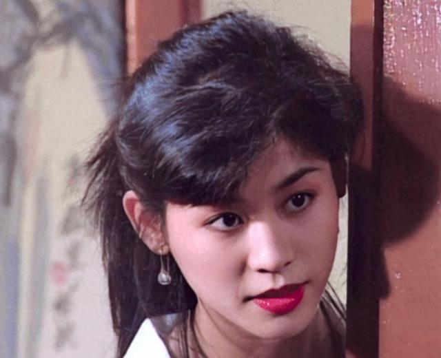 5段感情不顺2次拒嫁豪门,53岁不婚不孕与狗相伴,她被称人间清醒