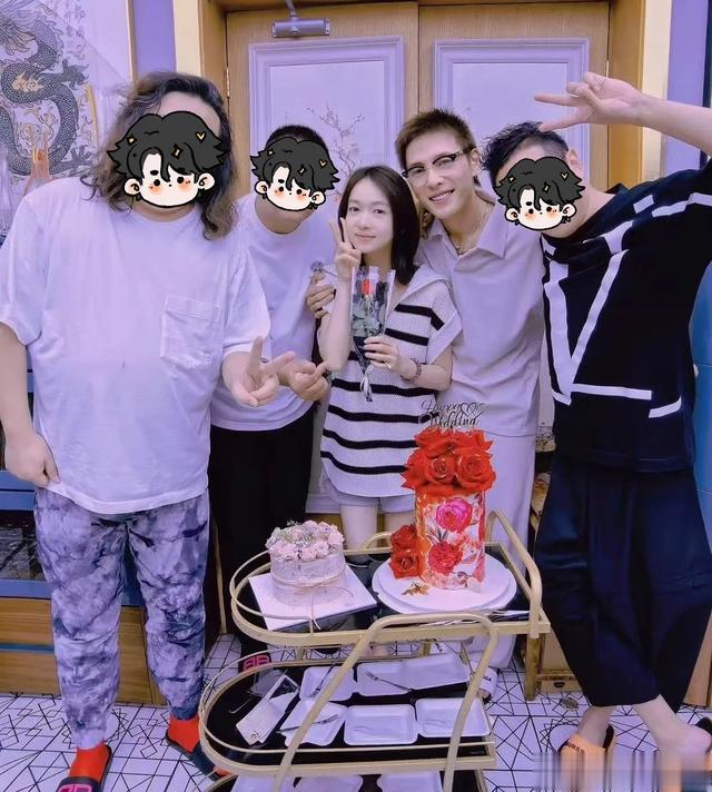 吴谨言洪尧搂肩庆新婚