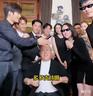 陪笑的曾志伟,骑虎难下的大小杨