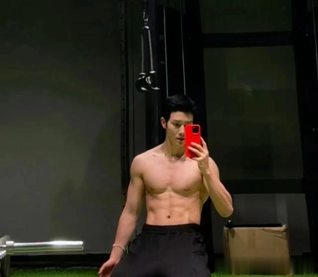 李菲是短剧届里男神级别人物,不仅长相帅气迷人,演技精湛。