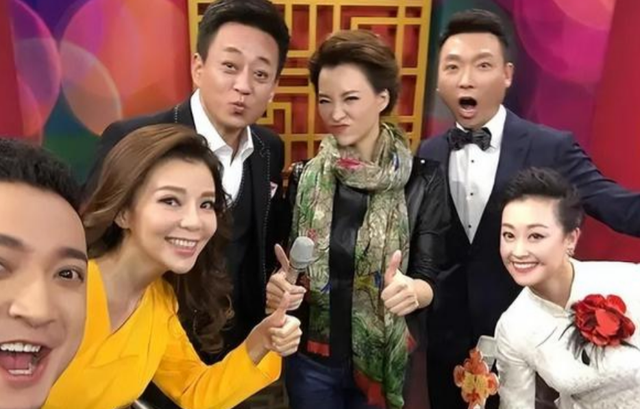 60岁朱军近况曝光：满脸横肉眼睛肿大，陪维娜打卡黄河被冷脸嫌弃