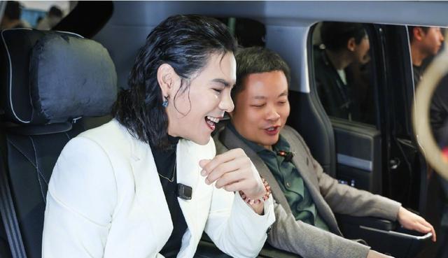 向佐真懂浪漫!小年夜送郭碧婷豪车做衣帽间,亲自为老婆涂口红帅