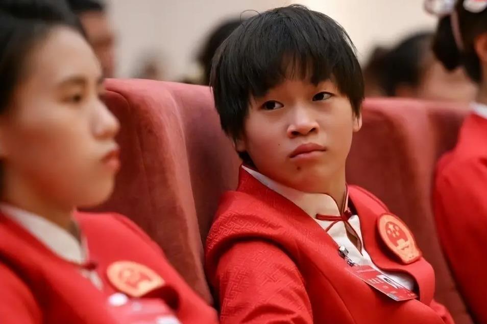 奥运冠军全红婵变身美甲达人,传递正能量:勇敢追梦!