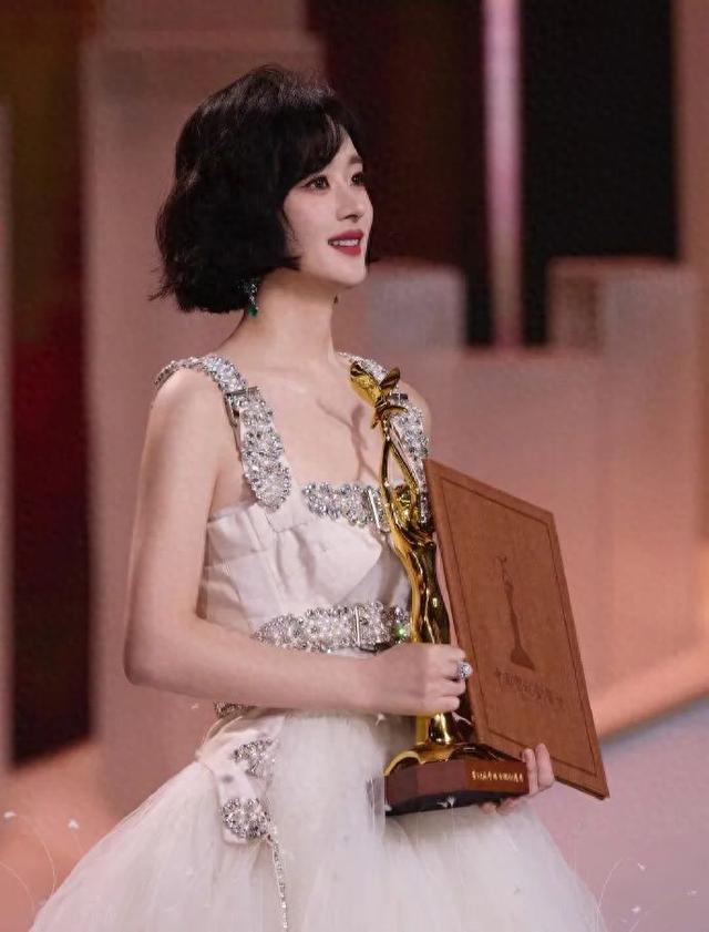 赵丽颖新剧造型曝光,头发更短了!搭档黄晓明,他俩合作你期待吗