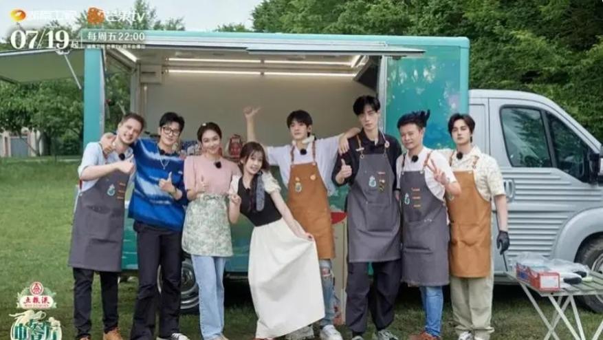 《中餐厅8》迎来一位“惊喜嘉宾”，一出场就得到黄晓明姜妍夸奖