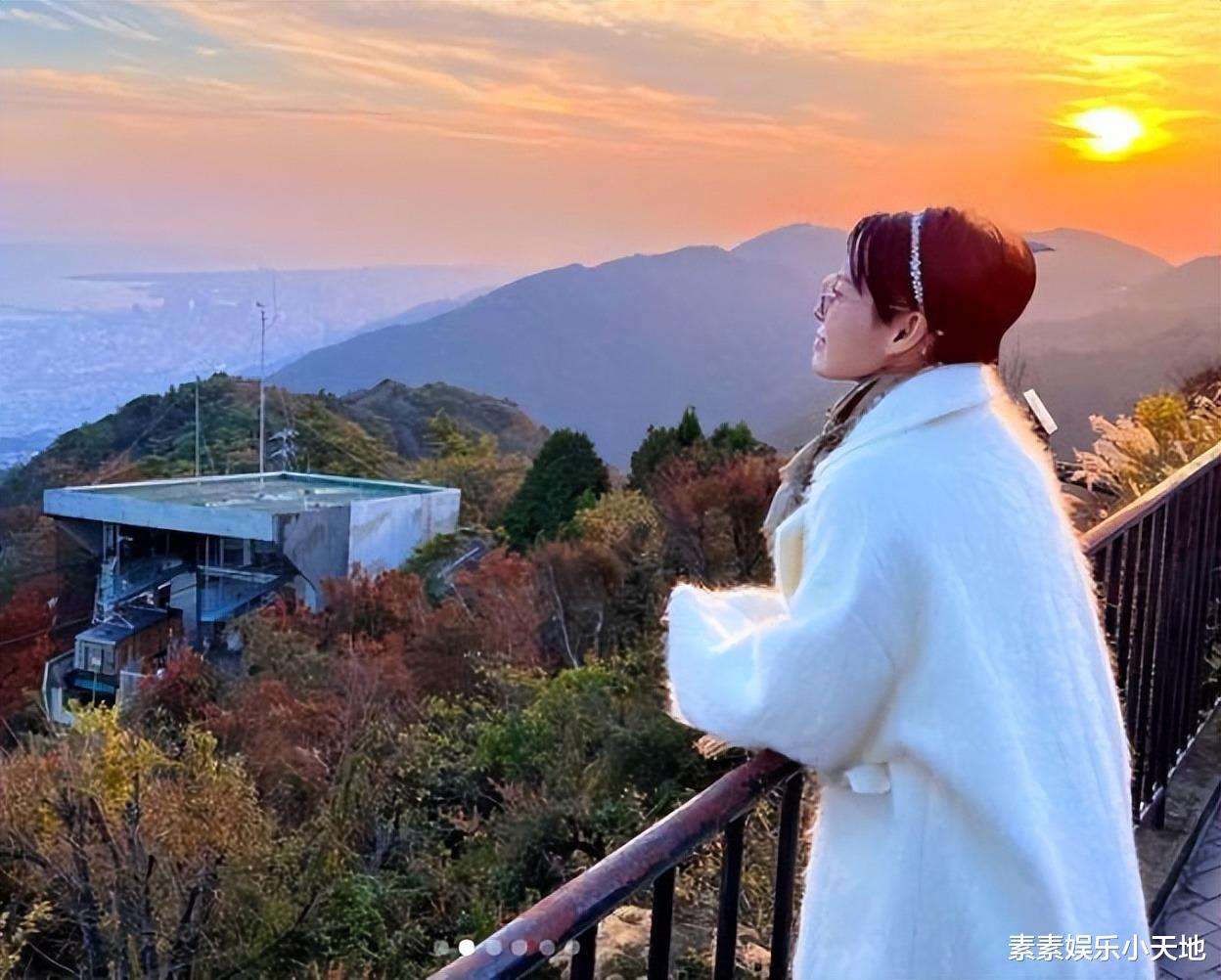 胡杏儿陪3个儿子过暑假，富豪老公把她扛在肩上，一家5口泡海水