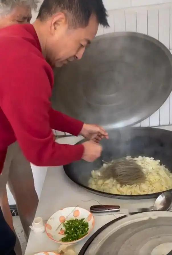 演员郭晓峰在山东老家帮母亲接待亲戚，烧火做饭吃水煮菜，接地气