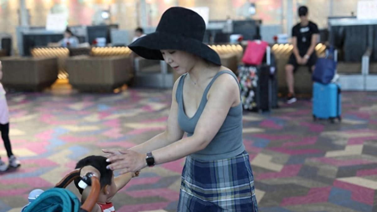 二胎后李小萌变“大号水蜜桃”，阔腿裤+小背心，38岁又欲又成熟