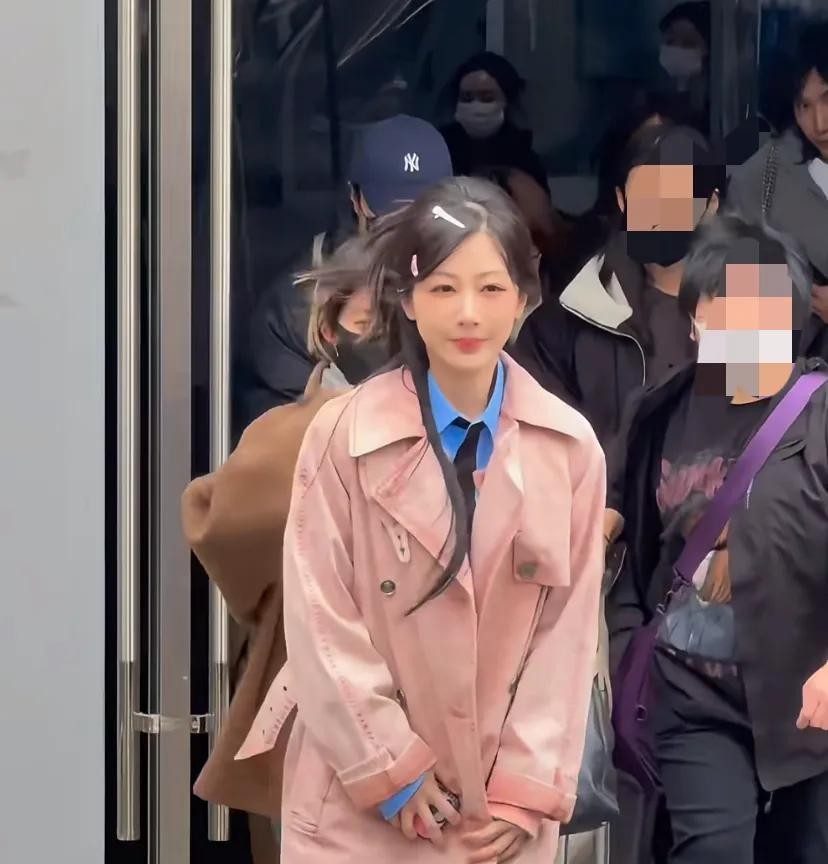 杨紫《嗨6》路透曝光,粉色大衣藏不住消瘦,状态引担忧?