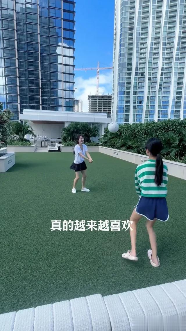 海藻李念分享带娃日常，与12岁女儿豪宅露台打排球 三胎儿子超可爱