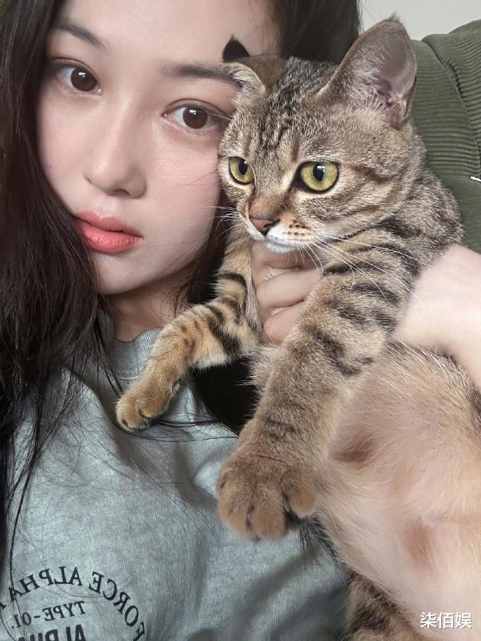 张馨予夫妇云南游玩甜蜜互拍,当老公面秀小蛮腰,何捷表情淡定