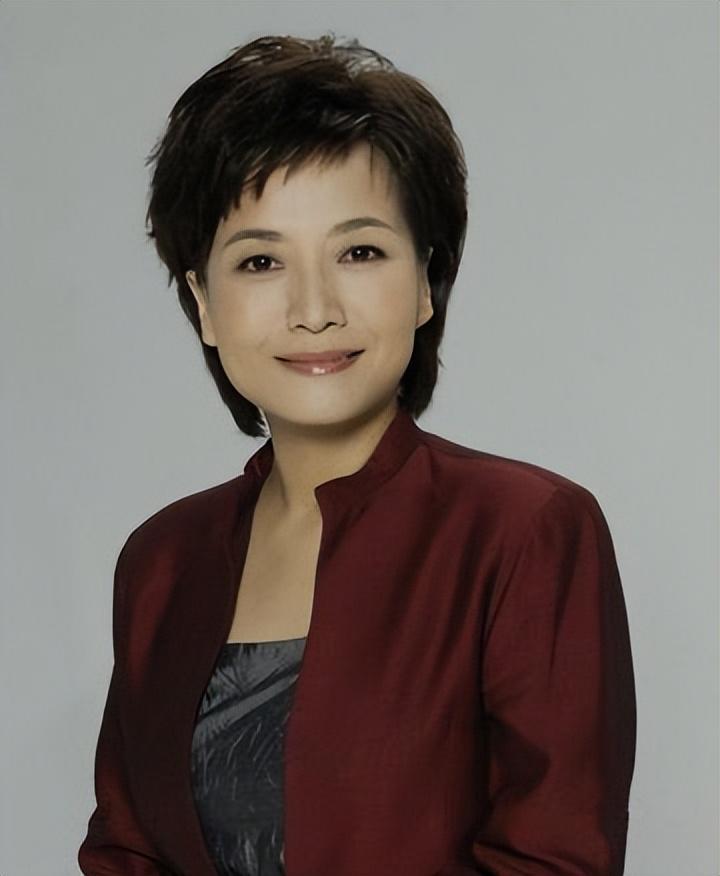央视美女主持贺红梅56岁升为副主任,却因不慎动作,暂别荧屏