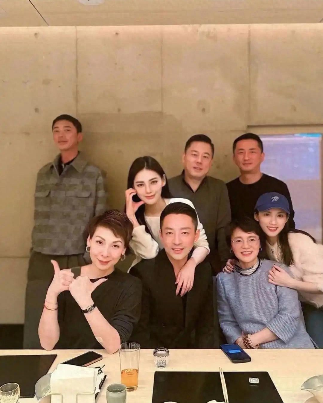 汪小菲晒出10岁女儿合照,女儿侧脸神似大S,现任马筱梅小鸟依人