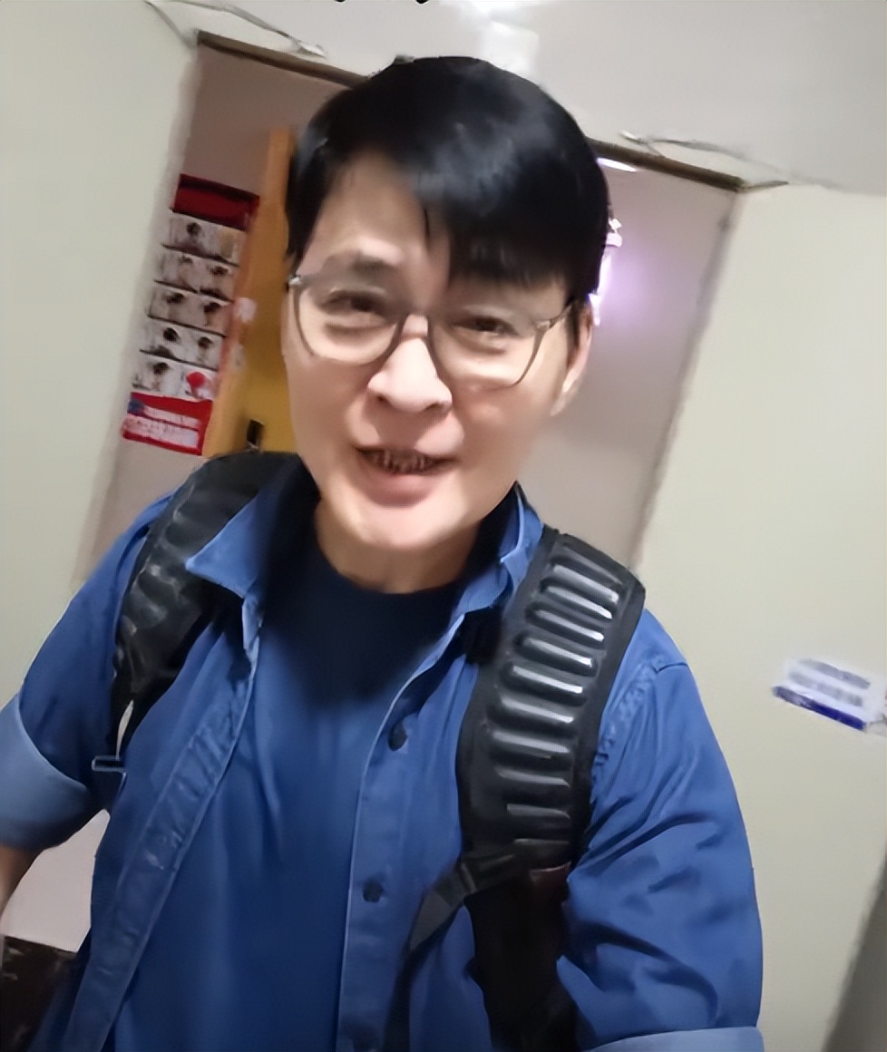 69岁知名港星顾冠忠定居广东！房子太小不见厕所，用塑料袋装铺盖