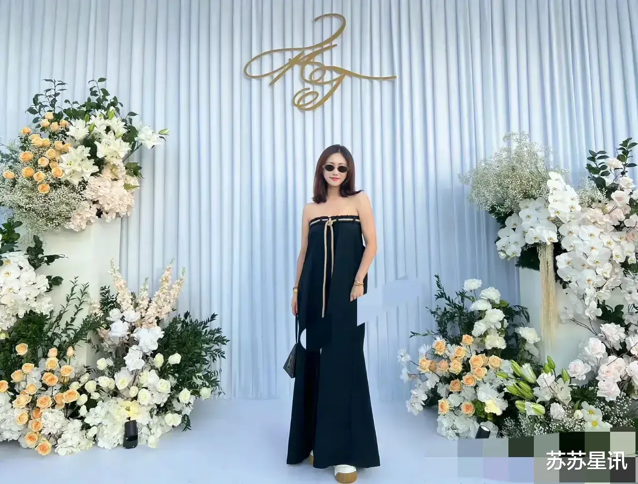 郑钧老婆刘芸被批不懂事!一身黑参加陈乔恩婚礼,合影站新人中间