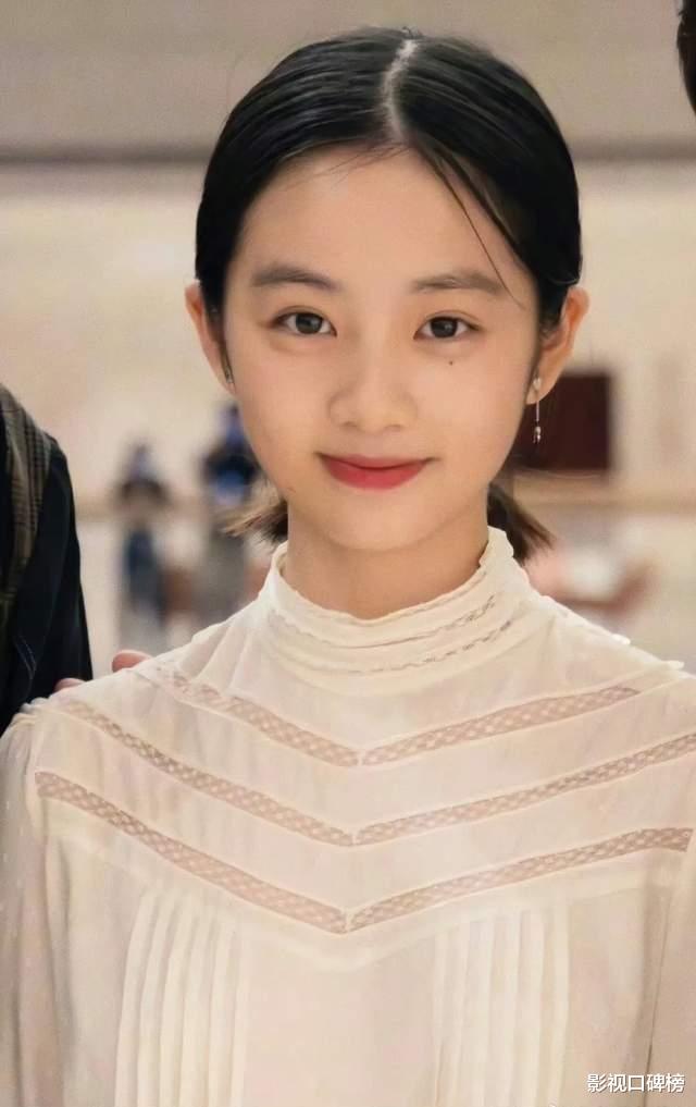 被惊艳到了?黄多多新造型大秀美腿,热搜圣体不是没有原因的