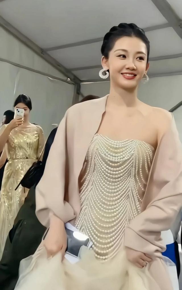 苗苗亮相金鸡奖,身穿珍珠礼服好亮眼,作为三胎妈状态也太好了吧