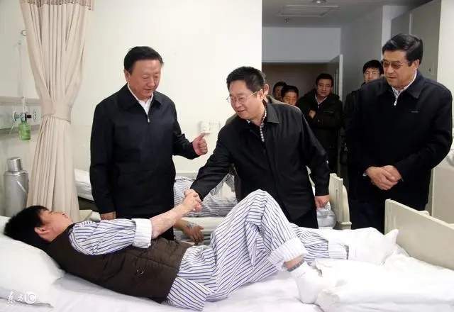 员工爷爷住院找公司请假，老板立刻花6000招新人，上班就被辞退了