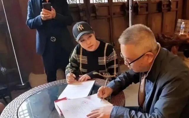 刘晓庆回老家选墓地,摘了假发不再装嫩,一身老人打扮!