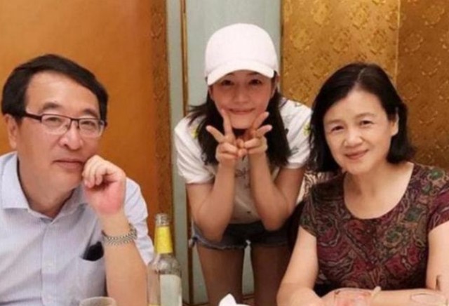 婚变石锤?陈妍希父亲突然离世,好友皆悼念安慰,陈晓却不愿发声