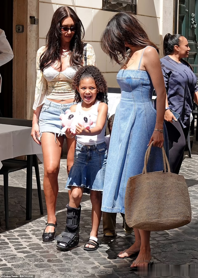 凯莉·詹娜带俩娃罗马度假,6岁女儿脚受伤,身边未见甜茶陪伴