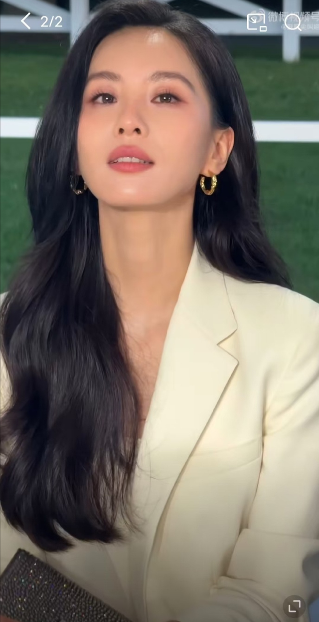 看了刘诗诗和郑秀晶的合照,才懂她当年美貌为啥震惊韩国,太脱俗