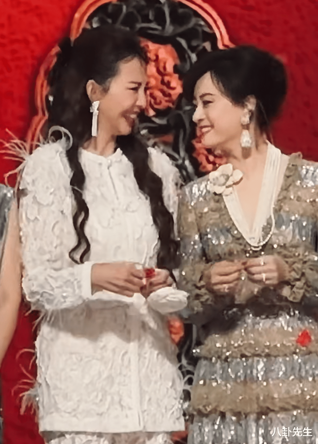 孙俪近照撞脸毛阿敏，跟《甄嬛传》主创重聚几乎没互动，被批傲气