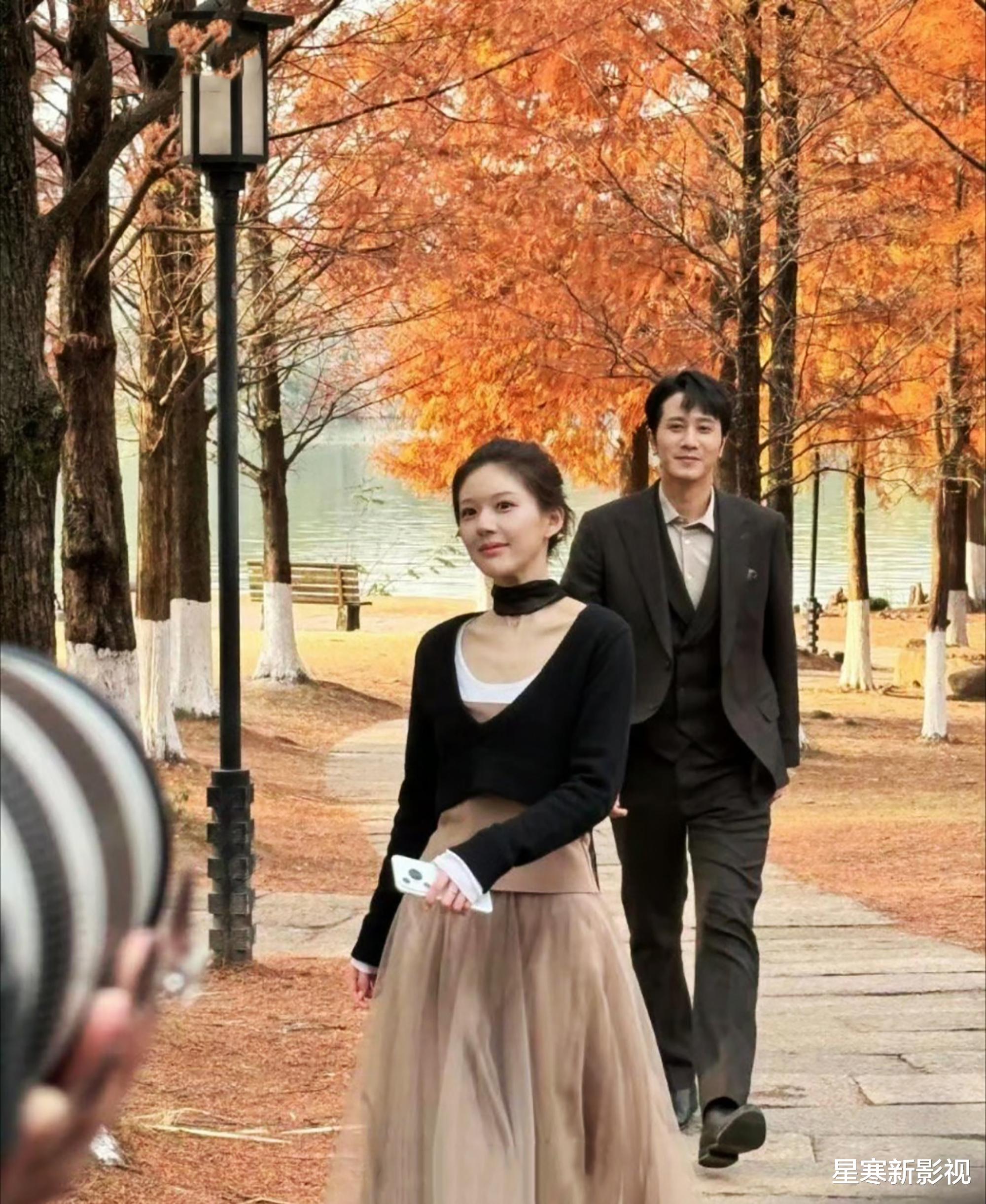 《恋人》再引热议,赵露思新造型超文艺,和彭冠英同框自拍太甜了