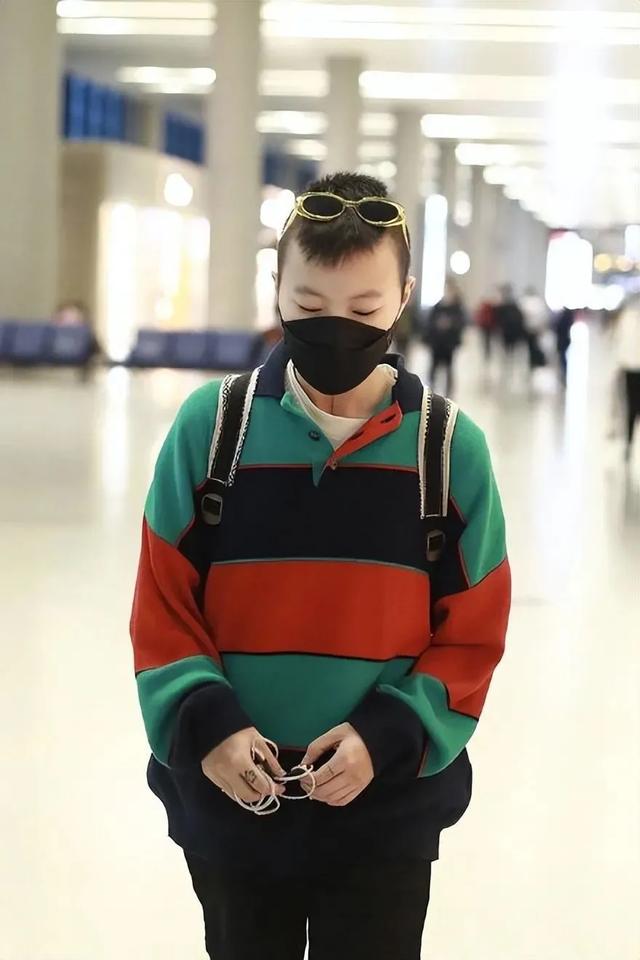 窦靖童要把王菲愁死了！剪莫西干发型秒变三毛，穿红绿撞色衣出行