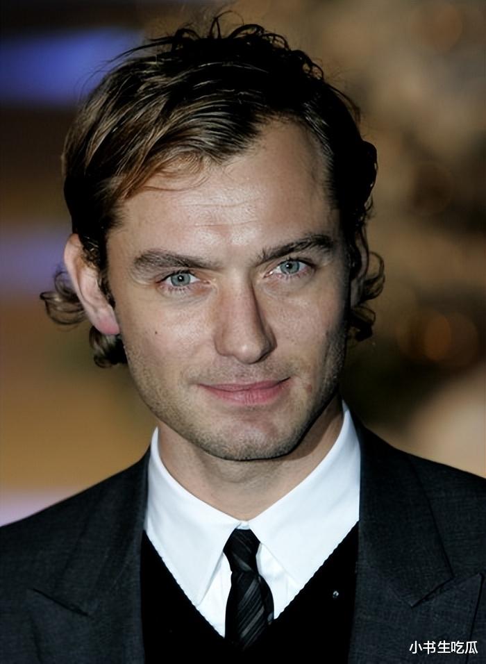 裘德洛真的是不抗老,和妻子像两代人,还好女儿遗传他的高颜值