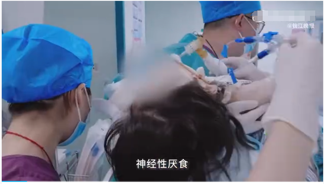 15岁少女为爱减肥，50天只喝水最后剩24公斤！母亲含泪拔掉氧气管