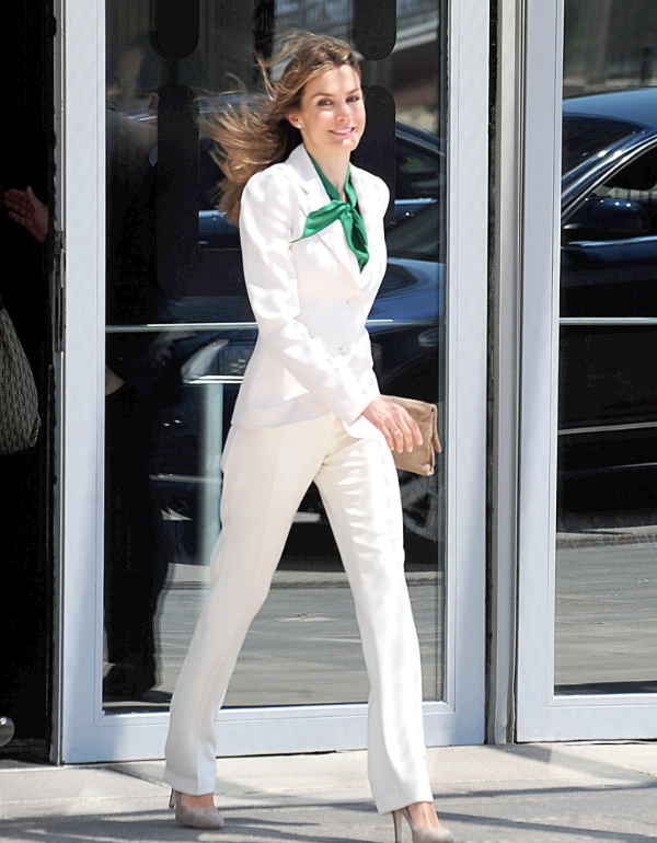 52岁西班牙王后出席颁奖礼!穿白绿配梳着齐肩发型,嫩成小姑娘了