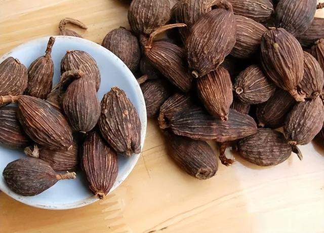 草果这种香料可不简单，不懂草果的这几个搭配技巧，卤肉会发苦