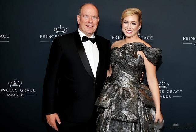 摩纳哥亲王撇下正妻夏琳,高调带着私生女出席晚会,不给王妃面子