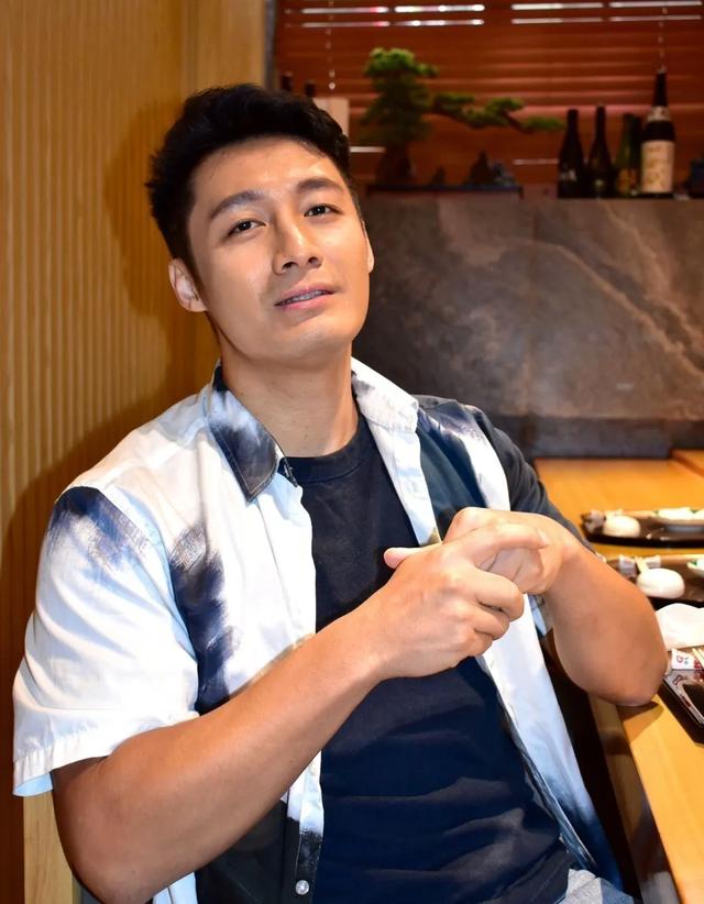 翟威廉因家庭原因拒结婚，享受多伴侣生活，入行后仅跟一女星拍拖