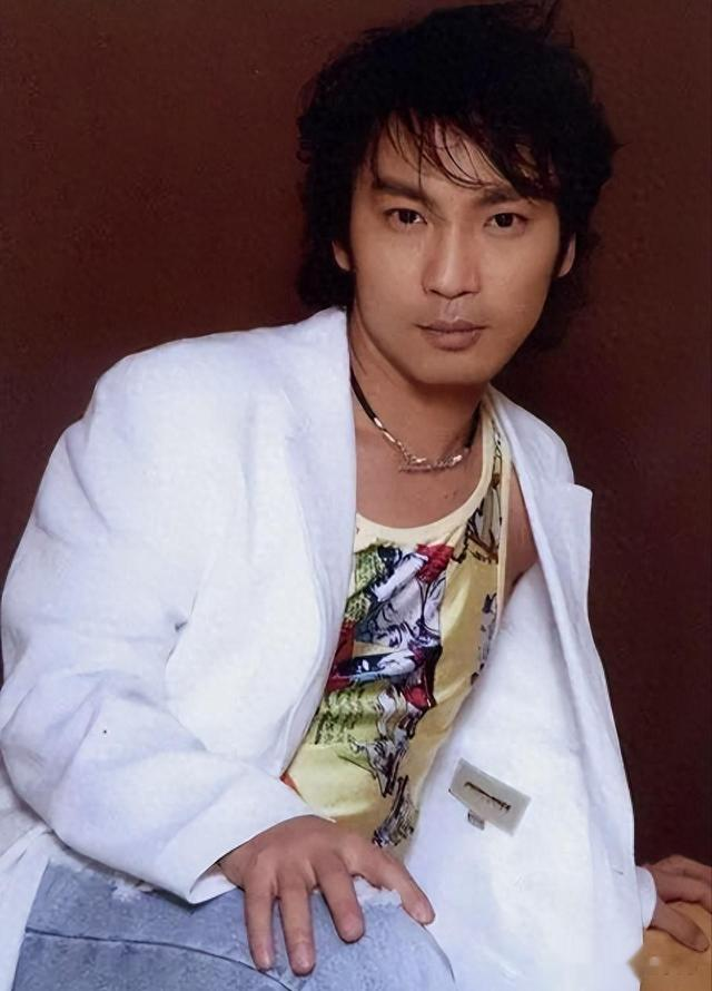 央视春晚|央视春晚一曲成名，却被砍下巴缝130针变阶下囚，如今卖马桶为生