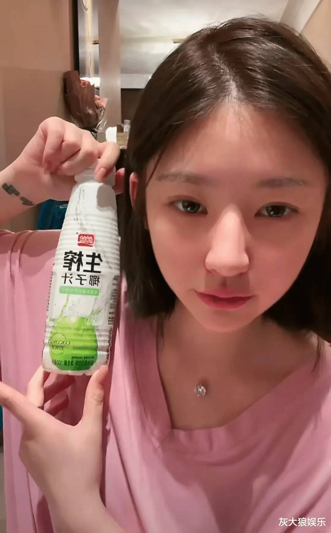 王思聪带一群女网红抓娃娃,阔绰!但不给抚养费,黄一鸣带娃艰难